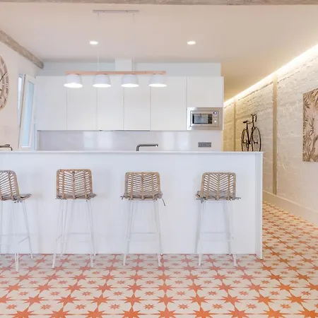 Apartamento Amplio Y Moderno Con Tarima Refrescante By Staynnapartments *